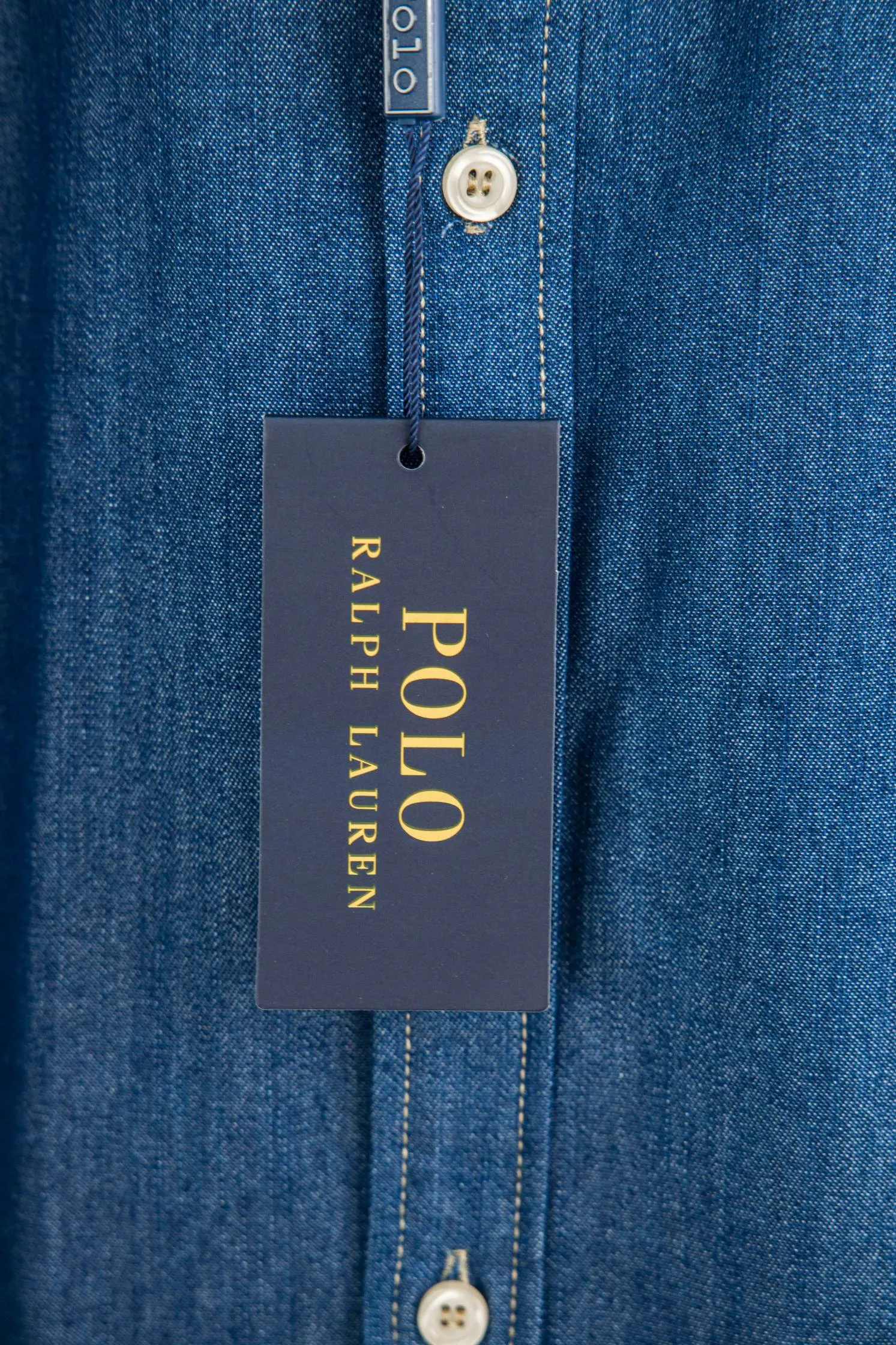 🅿️250 New: Style number: B115 Ralph Lauren/Ralph Lauren classic color small label couple's washed denim long-sleeved shirt 1️⃣ Made of high-quality denim fabric, the upper body is soft and comfortable, extremely delicate, has a solid, smooth and soft feel, and the fabric does not wrinkle, and the feel is invincible. The details are handled perfectly! 2️⃣Adopting the washing process, the workmanship details are perfectly controlled. They are all hemmed with vest technology, and the inside of the sleeves are also different. Different from the four-needle and five-thread workmanship, the collar is also designed with interlining, which shows high-end fashion and individuality. The style is fashionable, simple and elegant! 3️⃣It is very youthful and energetic, and can be easily worn by both men and women. It is very in line with the fashion aesthetic concepts of today's young people! Color: light blue, dark blue Size: S, M, L, XL